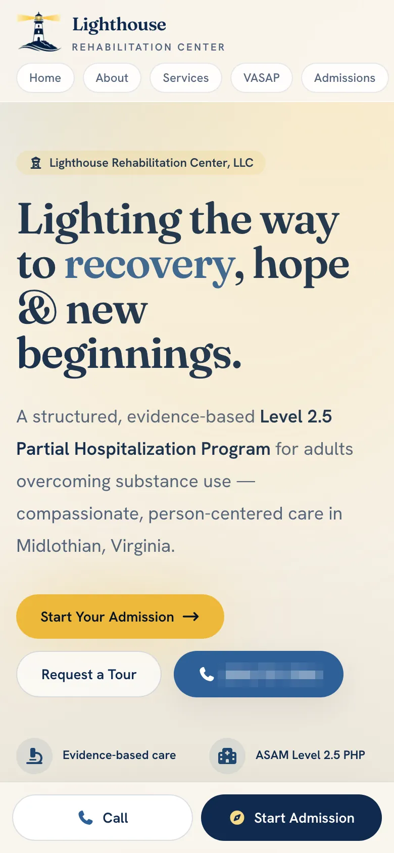 La página de inicio de Lighthouse Rehabilitation Center en un celular: “Lighting the way to recovery, hope and new beginnings”, con los botones “Start Your Admission” y “Request a Tour”.